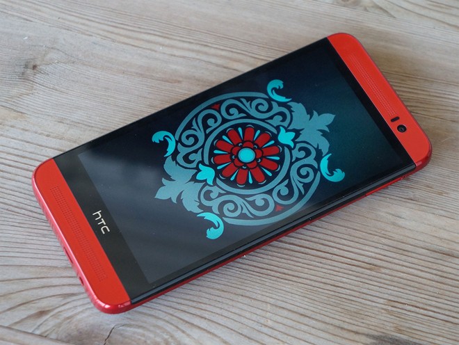HTC One E8: 4 tháng kể từ ngày lên kệ, phiên bản vỏ nhựa của HTC One đã giảm 2 triệu đồng, hiện chỉ còn ở mức 9,9 triệu đồng. Về cấu hình, One E8 tương đồng với mẫu One M8 cao cấp nhưng camera 13 MP của máy không dùng công nghệ Ultrapixel.Với mức giá mới, One E8 sẽ cạnh tranh với Lumia 930 và Pantch Vega Iron 2 chính hãng.
