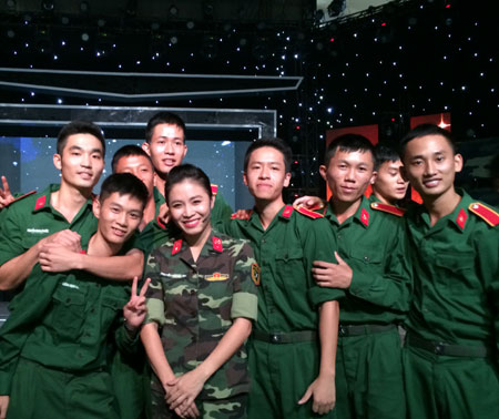 Hoàng Linh cảm thấy như đã trở thành đồng đội của những người lính trẻ