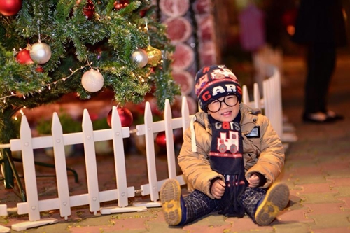 Hãy xem những bức ảnh Noel dành riêng cho trẻ nhỏ, với các hình ảnh ngộ nghĩnh và đầy màu sắc sẽ khiến con bạn thích thú và tươi cười. Sự ngọt ngào và ấm áp của mùa Giáng sinh sẽ được tái hiện một cách đáng yêu trong những bức ảnh này.
