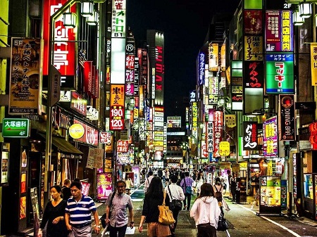 Khu đèn đỏ ở Tokyo, Nhật Bản là một nơi… “đầy những biển hiệu neon sặc sỡ”.