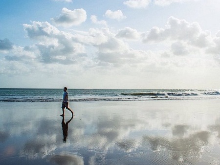 Chris trên bãi biển ở Bali, Indonesia.