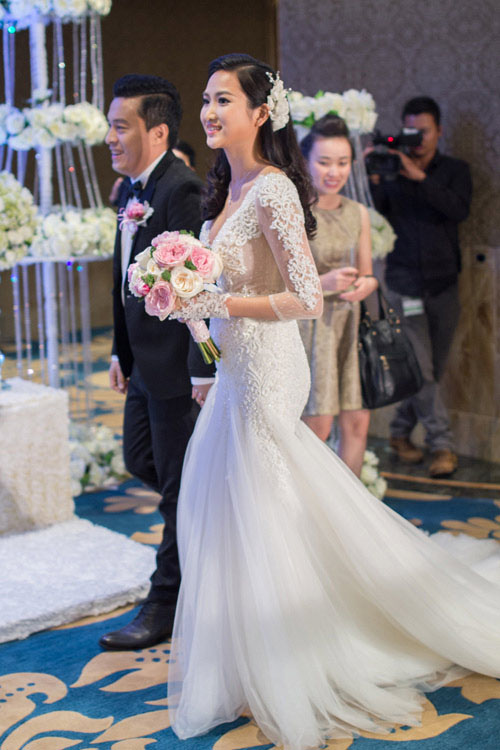 Sao Việt ngày 26/11: Khả Như rạng rỡ trong bộ váy cưới