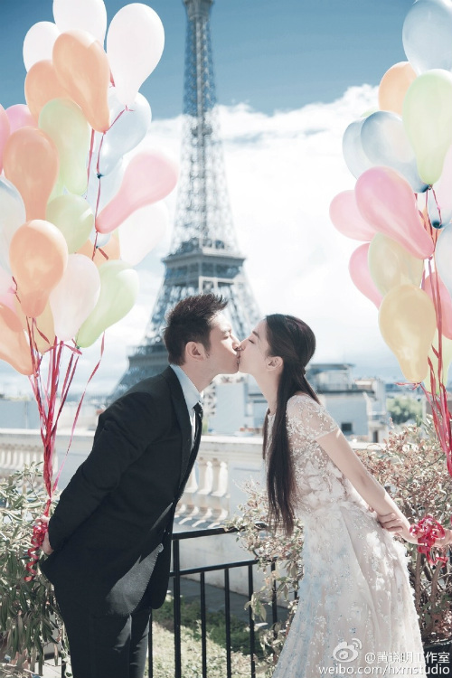 Đến với bộ ảnh cưới của Angelababy và Huỳnh Hiểu Minh, bạn sẽ được tận mắt chứng kiến tình yêu đẹp như cổ tích của cặp đôi này. Mỗi hình ảnh đều đẹp đến nao lòng và cả hai trông thật hoàn hảo bên nhau trong ngày trọng đại.