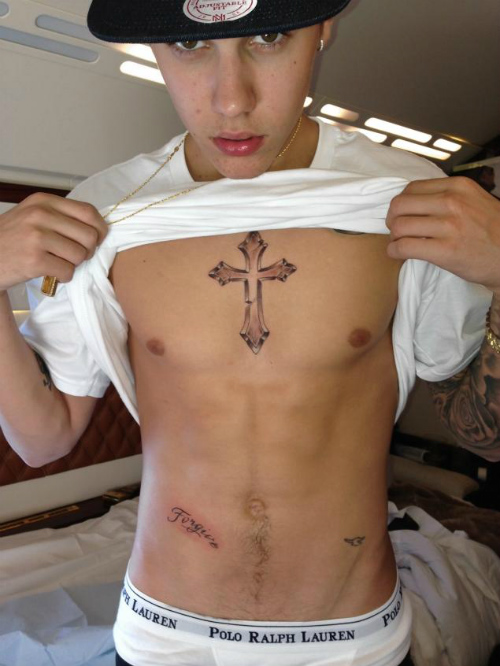 Justin Bieber khoe ngực trần phủ kín hình xăm