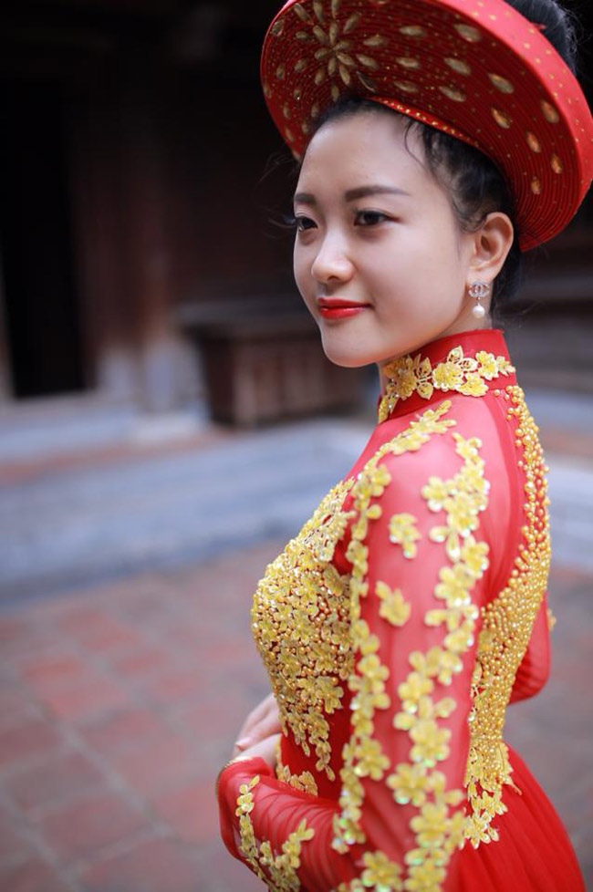 nu canh sat xu nghe dep ngot ngao trong ta ao dai hinh anh 1