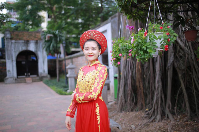 nu canh sat xu nghe dep ngot ngao trong ta ao dai hinh anh 10