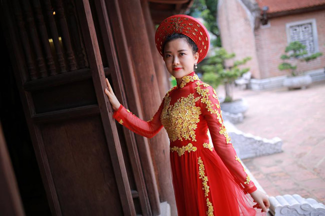 nu canh sat xu nghe dep ngot ngao trong ta ao dai hinh anh 12