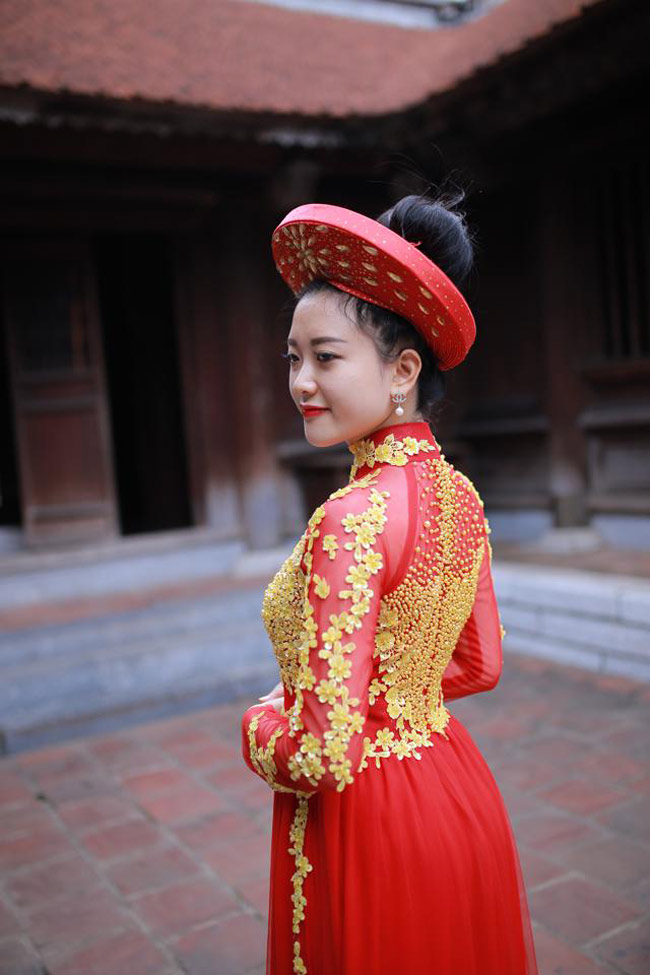 nu canh sat xu nghe dep ngot ngao trong ta ao dai hinh anh 13