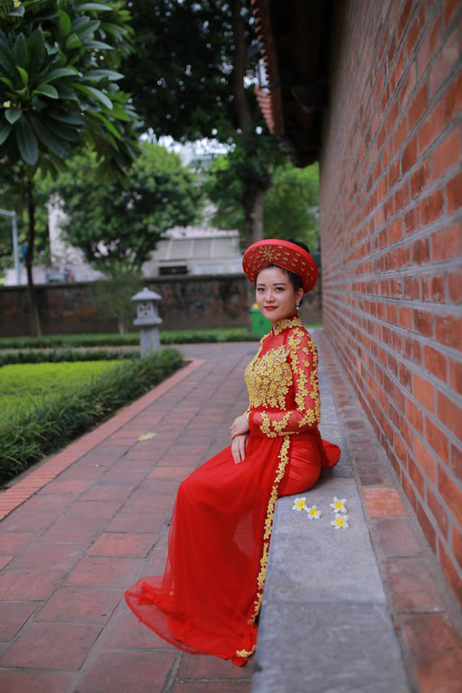 nu canh sat xu nghe dep ngot ngao trong ta ao dai hinh anh 15