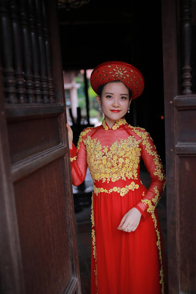 nu canh sat xu nghe dep ngot ngao trong ta ao dai hinh anh 18