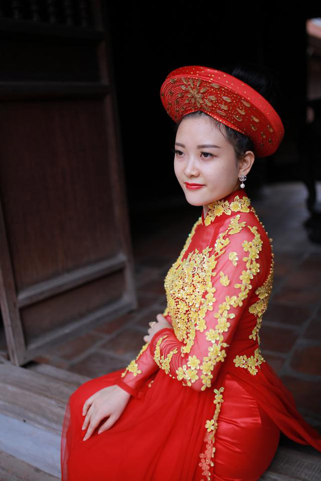 nu canh sat xu nghe dep ngot ngao trong ta ao dai hinh anh 19