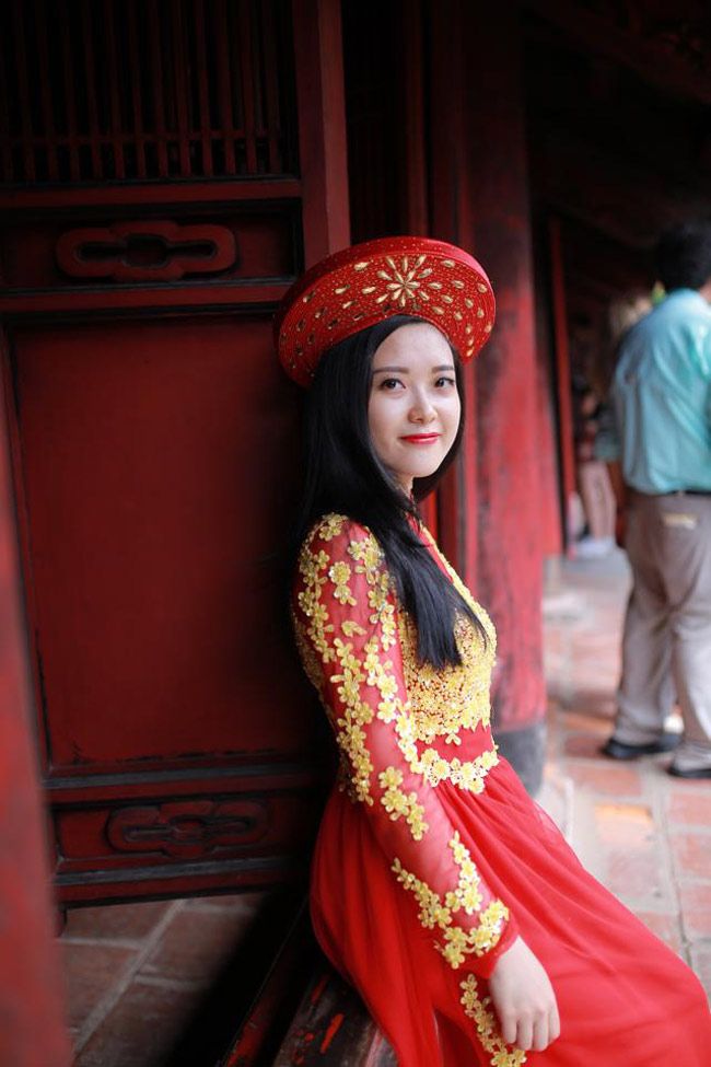 nu canh sat xu nghe dep ngot ngao trong ta ao dai hinh anh 2