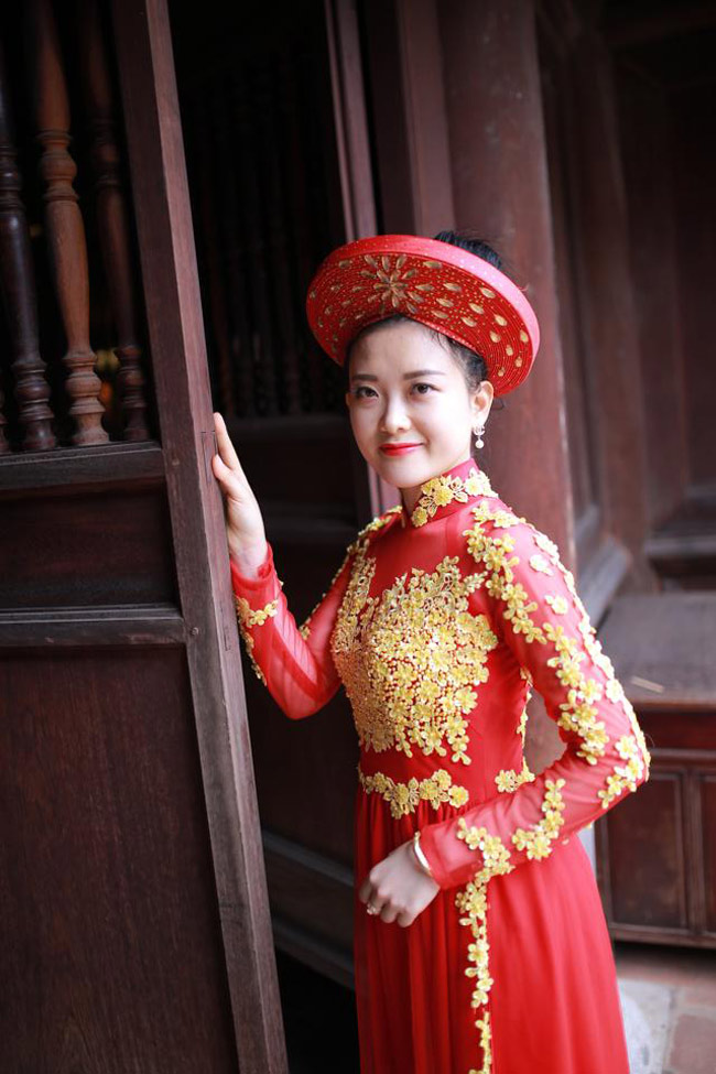 nu canh sat xu nghe dep ngot ngao trong ta ao dai hinh anh 20