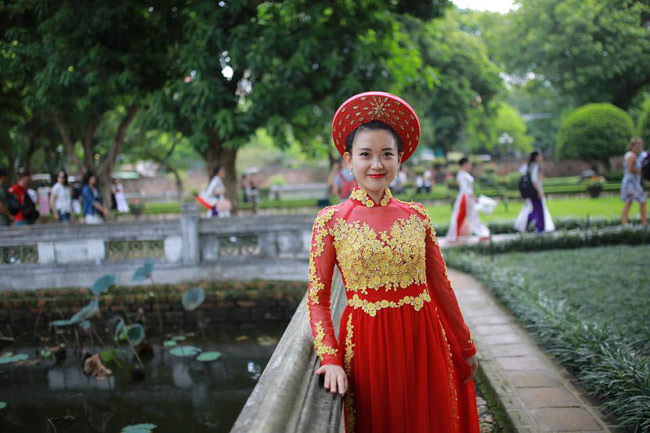 nu canh sat xu nghe dep ngot ngao trong ta ao dai hinh anh 3