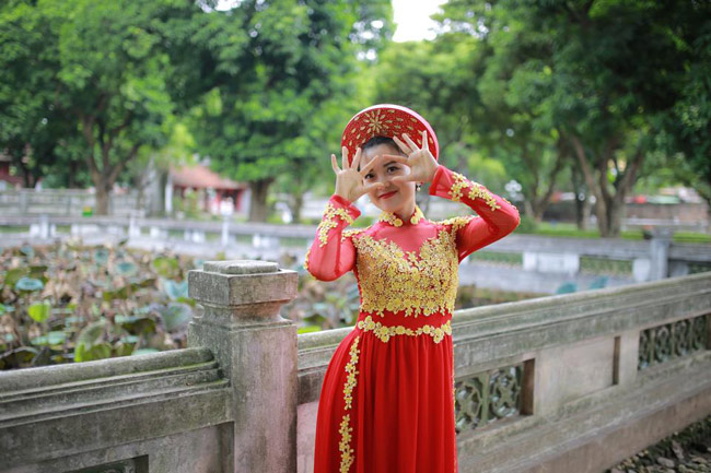 nu canh sat xu nghe dep ngot ngao trong ta ao dai hinh anh 4