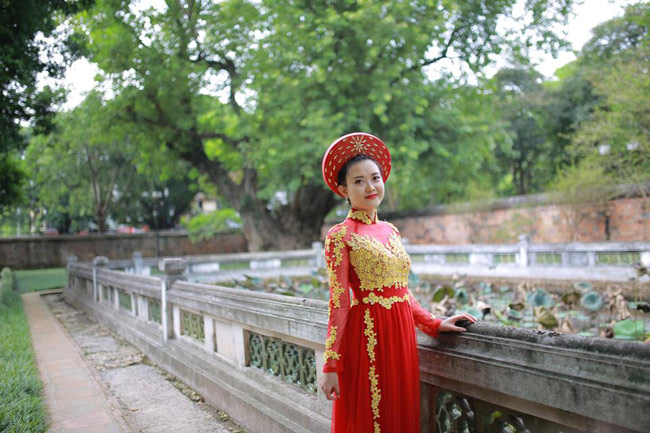 nu canh sat xu nghe dep ngot ngao trong ta ao dai hinh anh 5