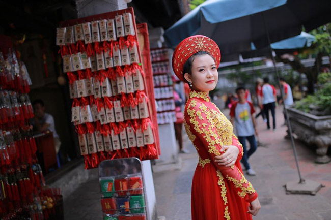 nu canh sat xu nghe dep ngot ngao trong ta ao dai hinh anh 6