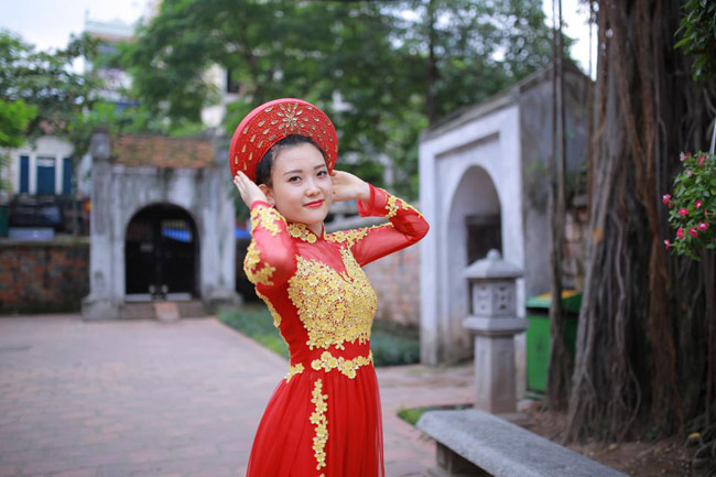 nu canh sat xu nghe dep ngot ngao trong ta ao dai hinh anh 7