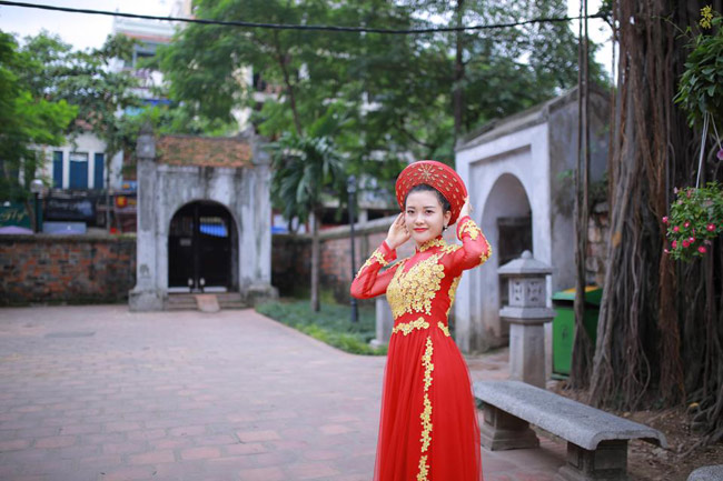 nu canh sat xu nghe dep ngot ngao trong ta ao dai hinh anh 8