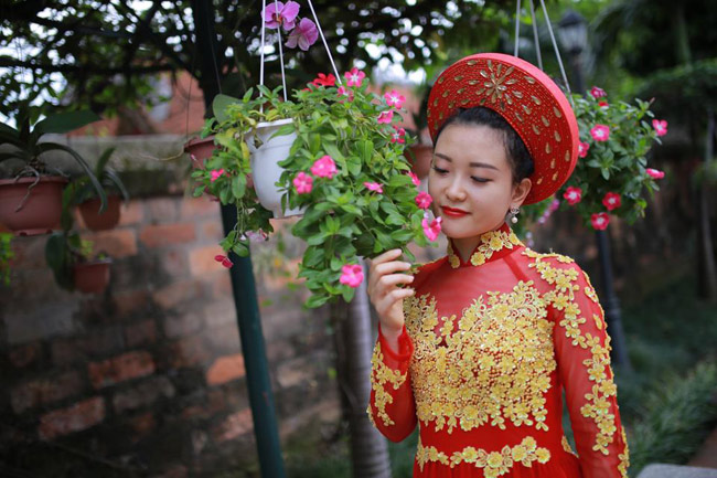 nu canh sat xu nghe dep ngot ngao trong ta ao dai hinh anh 9