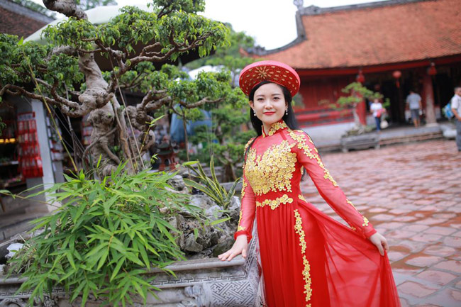 nu canh sat xu nghe dep ngot ngao trong ta ao dai hinh anh 21