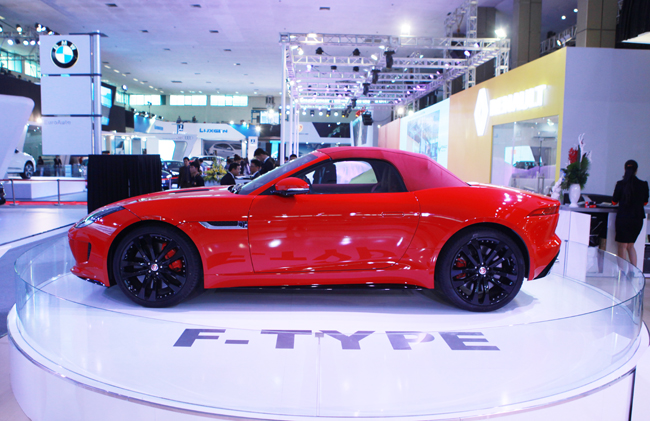 can canh chiec jaguar f-type r tai ha noi hinh anh 9