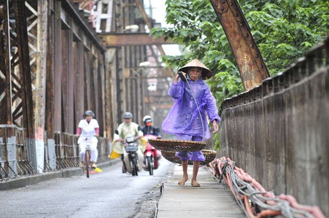 anh: nguoi ha noi te tai trong gio lanh, mua phun hinh anh 13