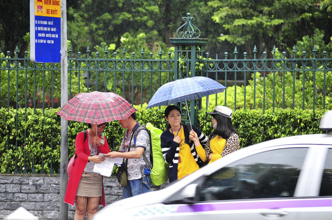 anh: nguoi ha noi te tai trong gio lanh, mua phun hinh anh 14