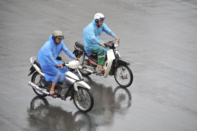 anh: nguoi ha noi te tai trong gio lanh, mua phun hinh anh 16