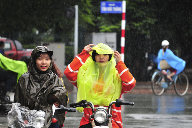 anh: nguoi ha noi te tai trong gio lanh, mua phun hinh anh 3