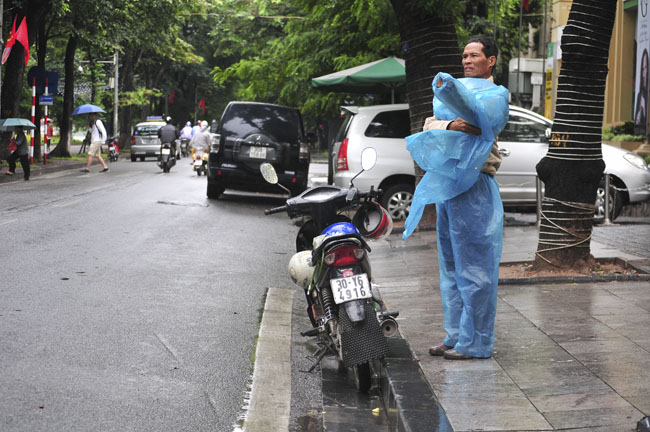 anh: nguoi ha noi te tai trong gio lanh, mua phun hinh anh 4