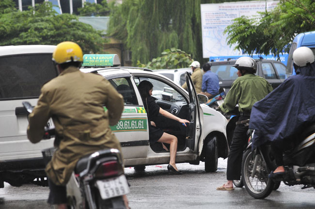 anh: nguoi ha noi te tai trong gio lanh, mua phun hinh anh 6