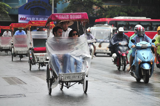 anh: nguoi ha noi te tai trong gio lanh, mua phun hinh anh 9