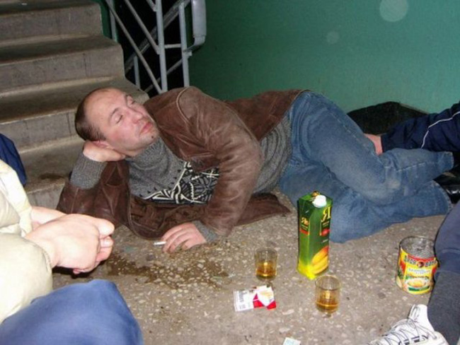 Bạn đã bao giờ say xỉn bật dậy và cười nghiêng ngả trong cơn say chưa? Hãy xem ngay bức ảnh này để có trải nghiệm đầy thú vị!