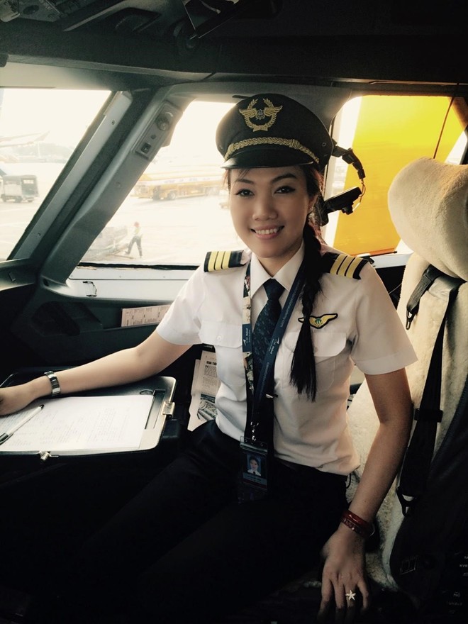 Hãy cùng chiêm ngưỡng hình ảnh của một nữ phi công Việt tài năng và xinh đẹp. Bạn sẽ được trải nghiệm một chuyến bay tuyệt vời bên cạnh cô ấy, cùng với tài năng và sự quyến rũ của một nữ phi công đích thực.