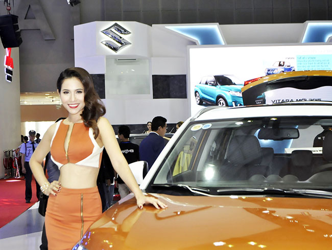 mau nu xinh dep hoi tu tai motor show 2015 hinh anh 2