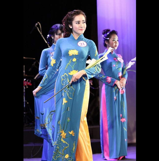 hot girl lao bi nham tuong gai viet khi mac ao dai hinh anh 1