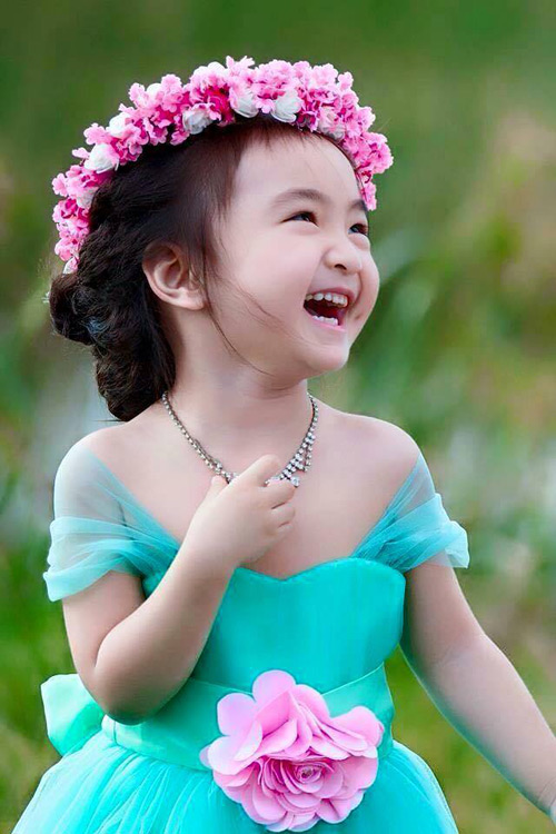 Hãy cùng ngắm nhìn những khoảnh khắc thật đáng yêu của bé gái Lâm Đồng trong những bức hình tuyệt đẹp. Sự trong sáng và đáng yêu của bé sẽ khiến trái tim bạn ấm áp hơn bao giờ hết.