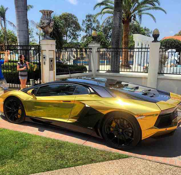 Siêu xe Lamborghini Aventador dát vàng ròng gây náo loạn đường phố