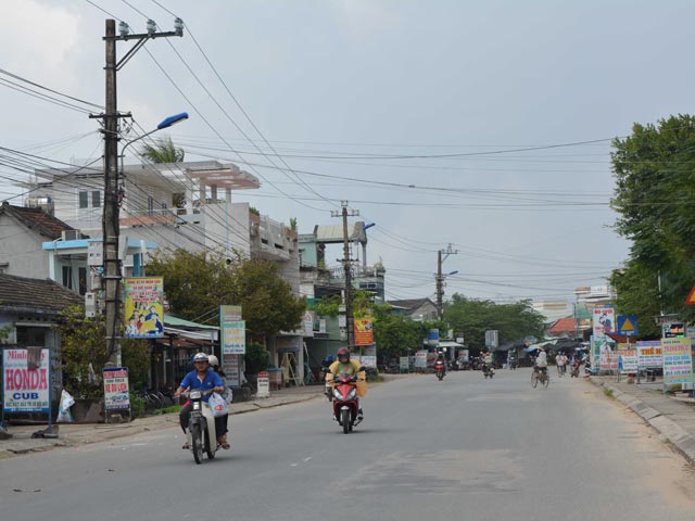 Vùng nông thôn Quảng Nam được ưu ái bởi thiên nhiên với những cánh đồng lúa bát ngát, những con sông êm đềm chảy qua. Hãy để mình đắm mình trong khung cảnh yên bình này và cảm nhận sự thân thiện của người dân nơi đây. (Translation: Quang Nam countryside is favored by nature with endless rice fields and tranquil rivers. Let yourself get lost in this peaceful scenery and feel the friendliness of the locals.)