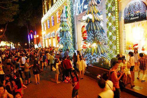 TP. HCM vào đêm Noel thật lung linh và rực rỡ với những địa điểm nổi tiếng như phố đi bộ Nguyễn Huệ hay khu chợ đêm Bến Thành. Không thể bỏ qua những khoảnh khắc tuyệt vời được “check – in” cùng những người thân yêu và bạn bè.