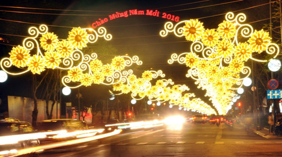 Đường phố Sài Gòn lung linh trước thềm năm mới 2016- Ảnh 1.