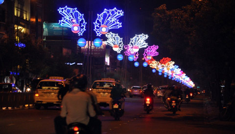 Đường phố Sài Gòn lung linh trước thềm năm mới 2016- Ảnh 14.