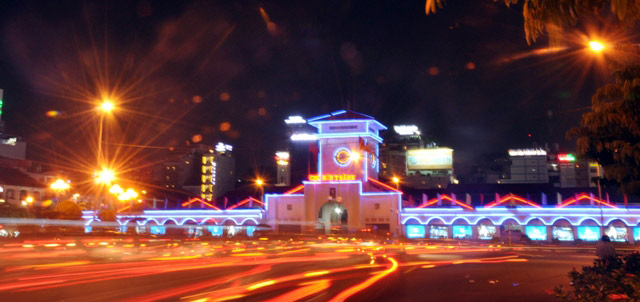Đường phố Sài Gòn lung linh trước thềm năm mới 2016- Ảnh 2.