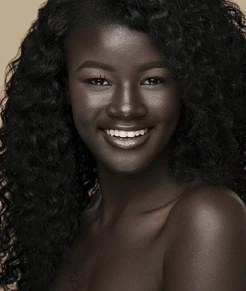 Làn da đen kỳ lạ: Điều đặc biệt và thú vị đến từ bức ảnh này chính là sự tương phản giữa màu da đen và ánh sáng. Sự đậm nét và rực rỡ của màu da tôn lên vẻ đẹp đặc trưng của người châu Phi. Và đây chắc chắn là một trải nghiệm tuyệt vời cho những ai yêu thích nhiếp ảnh.