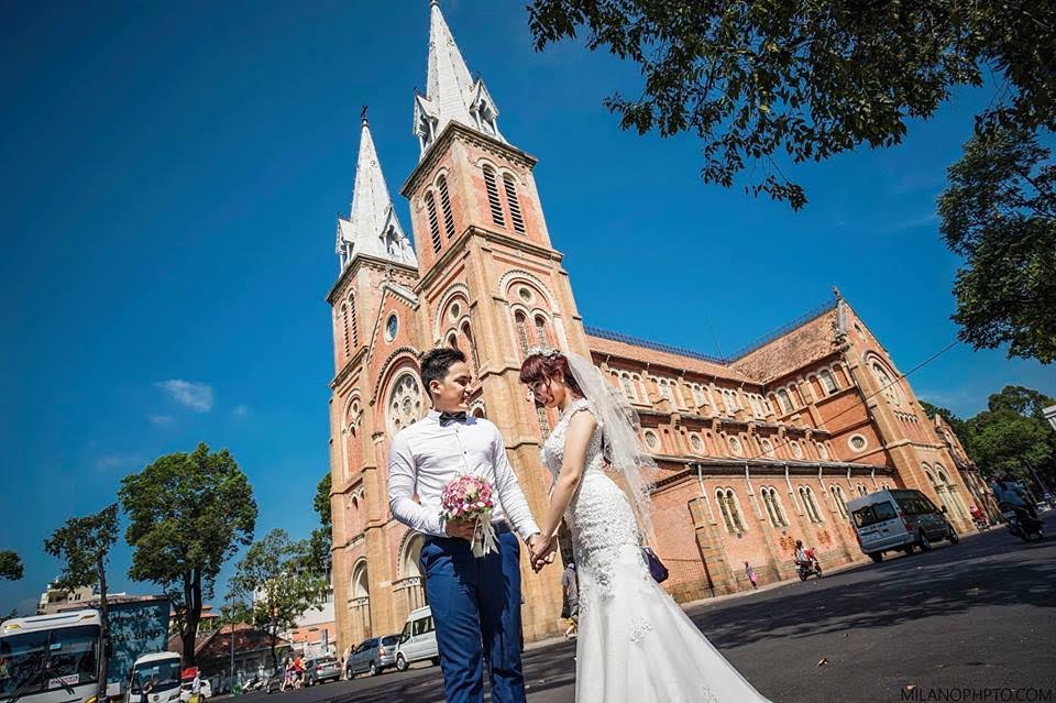 Hãy đến với ảnh cưới Sài Gòn để tận mắt chiêm ngưỡng những khoảnh khắc tuyệt đẹp của cặp đôi trong ngày hạnh phúc nhất của họ. Bức ảnh sẽ đưa bạn đến những góc phố đẹp nhộn nhịp của thành phố để tạo nên những tác phẩm nghệ thuật đẹp tuyệt.