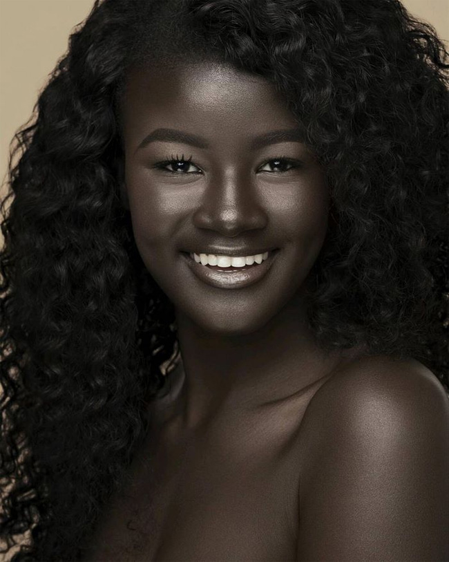 Làn da đen cũng có vẻ đẹp của riêng nó và điều đó được chứng minh qua những hình ảnh này. Hãy thưởng thức những bức ảnh cho thấy sự tự tin và ấn tượng giữa những người với làn da khác nhau.