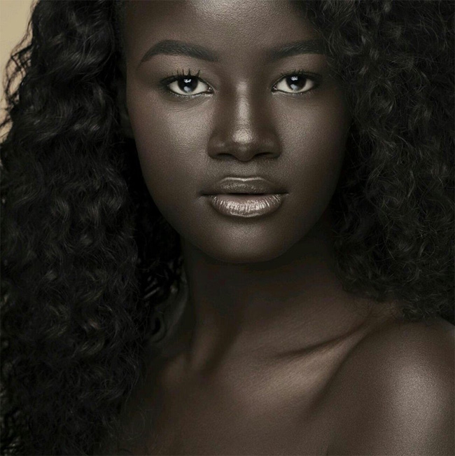 Vẻ đẹp quyến rũ của cô gái có làn da đen nhất thế giới
