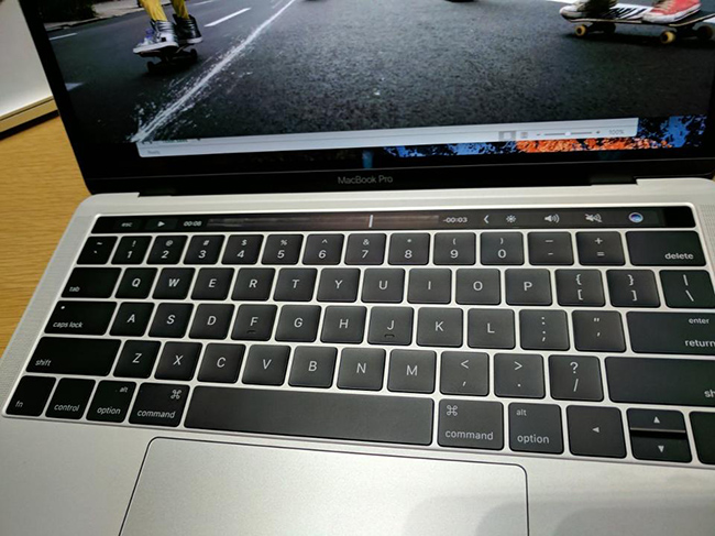 anh thuc te macbook pro moi voi thanh touch bar cam ung hinh anh 10