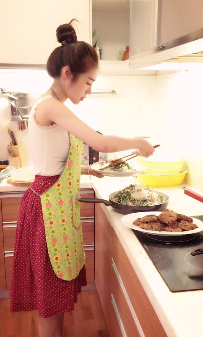 Elly Trần - mỹ nhân Việt, ngoài đời thường cô là một bà nội trợ giỏi. Xem hình để chiêm ngưỡng không gian nhà bếp của người đẹp và tìm hiểu thêm về bí quyết nấu ăn của cô ấy.